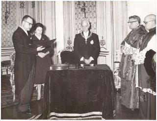 Cerimonia di consegna al Presidente della Repubblica Antonio Segni delle insegne dell'Ordine Supremo di Cristo da parte di Mons. Grano, Nunzio Apostolico di Sua Santità Giovanni XXIII