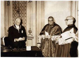 Cerimonia di consegna al Presidente della Repubblica Antonio Segni delle insegne dell'Ordine Supremo di Cristo da parte di Mons. Grano, Nunzio Apostolico di Sua Santità Giovanni XXIII