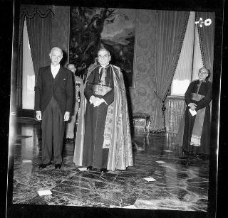 Cerimonia di consegna al Presidente della Repubblica Antonio Segni delle insegne dell'Ordine Supremo di Cristo da parte di Mons. Grano, Nunzio Apostolico di Sua Santità Giovanni XXIII