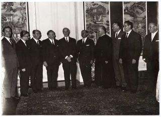 Alessandro Canestrai, Presidente del Comitato per il XX anniversario dell'Eccidio di Cefalonia, con i componenti del Comitato per offrire in omaggio al Presidente della Repubblica Antonio Segni una medaglia ricordo.