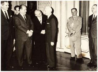 Sen. Eugenio Artom, Presidente dell'Associazione nazionale fra le imprese assicuratrici (ANIA), con una delegazione dei partecipanti all'Assemblea plenaria del Comitato europeo delle assicurazioni in visita di omaggio al Presidente della Repubblica Antonio Segni
