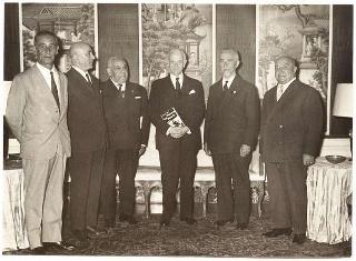 Il Presidente della Repubblica Antonio Segni con il Generale di Divisione Leonardo Motzo e il Comitato esecutivo del &quot;Raduno Brigata Sassari&quot;