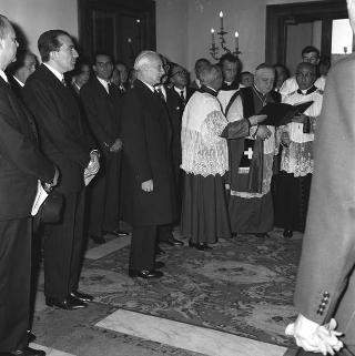 Deposizione di una corona di alloro sulla lapide dei caduti del Quirinale da parte del Presidente della Repubblica Antonio Segni accompagnato dall'on. Giulio Andreotti e dalle autorità per le celebrazioni della Giornata delle Forze Armate