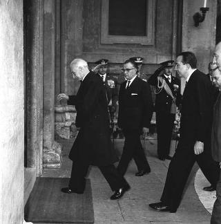 Deposizione di una corona di alloro sulla lapide dei caduti del Quirinale da parte del Presidente della Repubblica Antonio Segni accompagnato dall'on. Giulio Andreotti e dalle autorità per le celebrazioni della Giornata delle Forze Armate
