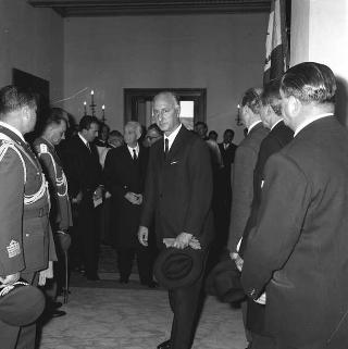 Deposizione di una corona di alloro sulla lapide dei caduti del Quirinale da parte del Presidente della Repubblica Antonio Segni accompagnato dall'on. Giulio Andreotti e dalle autorità per le celebrazioni della Giornata delle Forze Armate