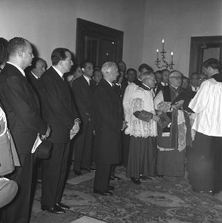 Deposizione di una corona di alloro sulla lapide dei caduti del Quirinale da parte del Presidente della Repubblica Antonio Segni accompagnato dall'on. Giulio Andreotti e dalle autorità per le celebrazioni della Giornata delle Forze Armate