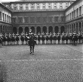 Deposizione di una corona di alloro sulla lapide dei caduti del Quirinale da parte del Presidente della Repubblica Antonio Segni accompagnato dall'on. Giulio Andreotti e dalle autorità per le celebrazioni della Giornata delle Forze Armate