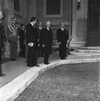 Deposizione di una corona di alloro sulla lapide dei caduti del Quirinale da parte del Presidente della Repubblica Antonio Segni accompagnato dall'on. Giulio Andreotti e dalle autorità per le celebrazioni della Giornata delle Forze Armate