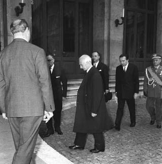 Deposizione di una corona di alloro sulla lapide dei caduti del Quirinale da parte del Presidente della Repubblica Antonio Segni accompagnato dall'on. Giulio Andreotti e dalle autorità per le celebrazioni della Giornata delle Forze Armate