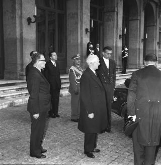 Deposizione di una corona di alloro sulla lapide dei caduti del Quirinale da parte del Presidente della Repubblica Antonio Segni accompagnato dall'on. Giulio Andreotti e dalle autorità per le celebrazioni della Giornata delle Forze Armate