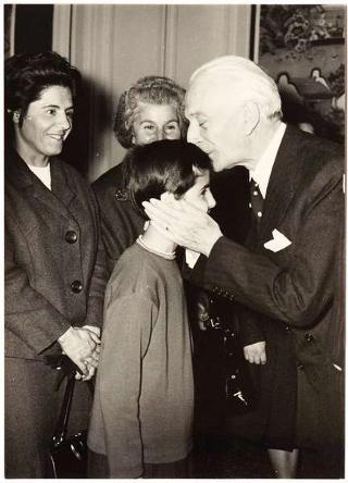 Il Presidente della Repubblica Antonio Segni riceve in udienza Vittorino Veronese, Presidente del Centro apostolato della bontà nella scuola, con l'alunna Adriana Rasetto, vincitrice del premio "Livio Tempesta"