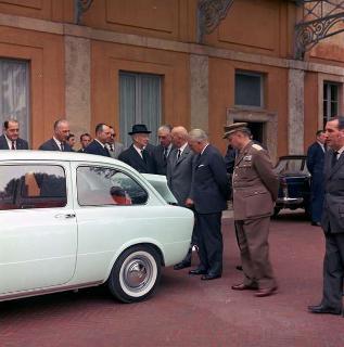 Il Presidente della Repubblica Antonio Segni alla presentazione della nuova vettura FIAT &quot;850&quot;