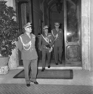 Carlo Ciglieri Generale di Corpo d'Armata, accompagnato dal Ministro della Difesa Giulio Andreotti, per ricevere le insegne di Cavaliere di Gran Croce