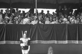 Il Presidente della Repubblica Antonio Segni durante le celebrazioni per Festa della Repubblica: deposizione di una corona d'alloro al Milite Ignoto all'Altare della Patria e Rivista Militare ai Fori Imperiali