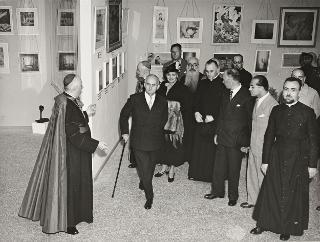 Visita del Presidente della Repubblica e della Signora Einaudi alla Mostra di arte missionaria e all'Esposizione internazionale di arte sacra (Roma)