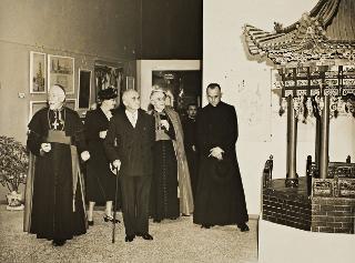 Visita del Presidente della Repubblica e della Signora Einaudi alla Mostra di arte missionaria e all'Esposizione internazionale di arte sacra (Roma)