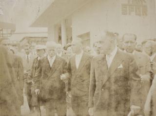 Il Presidente della Repubblica Luigi Einaudi e la moglie Ida all'inaugurazione della IV Fiera Campionaria di Roma