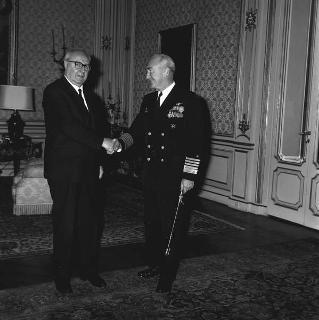 Il Presidente della Repubblica Giuseppe Saragat con James S. Russell, ammiraglio USA, già comandante delle forze alleate del Sud Europa, per visita di congedo