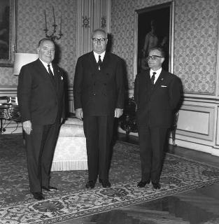 Il Presidente della Repubblica Giuseppe Saragat con Vittorio Ieralla e Cesare Magarotto, Presidente e Direttore generale dell'Ente Nazionale Protezione e Assistenza ai Sordomuti