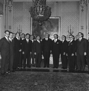 Il Presidente della Repubblica Giuseppe Saragat con Fausto Pitigliani, Presidente della Comunità Israelitica di Roma, con i componenti il Direttivo