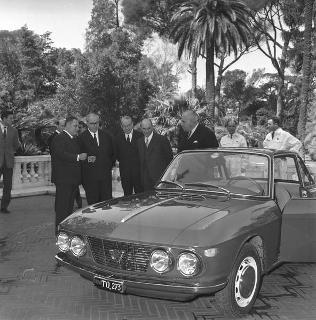 Massimo Spada, Presidente della Lancia, presenta al Presidente della Repubblica Giuseppe Saragat la nuova &quot;Fulvia&quot; coupé