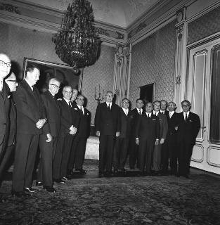 Il Presidente della Repubblica Giuseppe Saragat con Oronzo Reale, Ministro di Grazia e Giustizia e un gruppo di magistrati