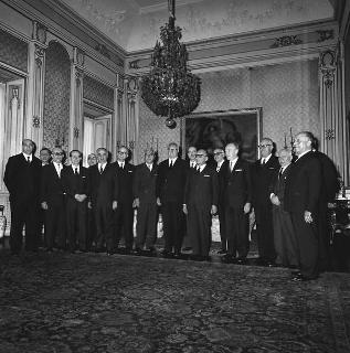 Il Presidente della Repubblica Giuseppe Saragat con Oronzo Reale, Ministro di Grazia e Giustizia e un gruppo di magistrati