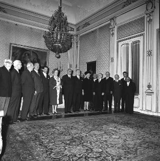 L'on. Giuseppe Pella, Presidente della "Famija piemontèisa", con i componenti del Consiglio in visita di omaggio al Presidente della Repubblica Giuseppe Saragat
