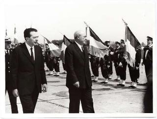 Il Presidente della Repubblica Giuseppe Saragat accompagnato dall'on. Giulio Andreotti partecipa all'esercitazione aerea "Luce 1965",  Rivolto-Maniago (Udine)