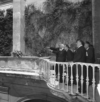 Il Sen. Cataldo Cassano, Presidente del V Congresso internazionale di fisiopatologia tiroidea, con una delegazione dei partecipanti al Congresso, in visita di omaggio al Presidente della Repubblica Giuseppe Saragat