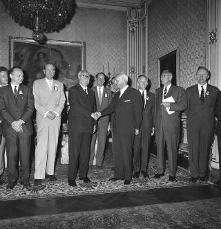 Il Sen. Cataldo Cassano, Presidente del V Congresso internazionale di fisiopatologia tiroidea, con una delegazione dei partecipanti al Congresso, in visita di omaggio al Presidente della Repubblica Giuseppe Saragat