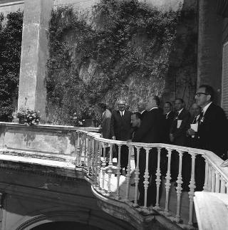 Il Sen. Cataldo Cassano, Presidente del V Congresso internazionale di fisiopatologia tiroidea, con una delegazione dei partecipanti al Congresso, in visita di omaggio al Presidente della Repubblica Giuseppe Saragat
