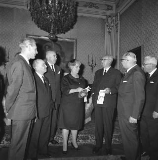 Angela Gotelli, Presidente dell'Opera maternità e infanzia, con il Consiglio centrale in visita di omaggio al Presidente della Repubblica Giuseppe Saragat