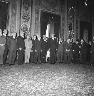 Il Generale di Corpo d'Armata Aldo Rossi, Presidente del Consiglio dell'Ordine militare d'Italia, con gli insigniti dell'Ordine in visita di omaggio al Presidente della Repubblica Giuseppe Saragat