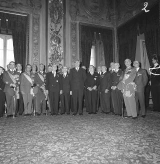 Il Generale di Corpo d'Armata Aldo Rossi, Presidente del Consiglio dell'Ordine militare d'Italia, con gli insigniti dell'Ordine in visita di omaggio al Presidente della Repubblica Giuseppe Saragat