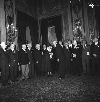 Il Generale di Corpo d'Armata Aldo Rossi, Presidente del Consiglio dell'Ordine militare d'Italia, con gli insigniti dell'Ordine in visita di omaggio al Presidente della Repubblica Giuseppe Saragat