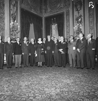 Il Generale di Corpo d'Armata Aldo Rossi, Presidente del Consiglio dell'Ordine militare d'Italia, con gli insigniti dell'Ordine in visita di omaggio al Presidente della Repubblica Giuseppe Saragat