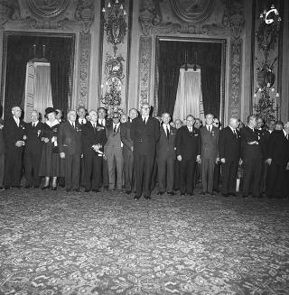Il Generale di Corpo d'Armata Aldo Rossi, Presidente del Consiglio dell'Ordine militare d'Italia, con gli insigniti dell'Ordine in visita di omaggio al Presidente della Repubblica Giuseppe Saragat
