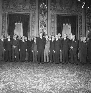 Il Generale di Corpo d'Armata Aldo Rossi, Presidente del Consiglio dell'Ordine militare d'Italia, con gli insigniti dell'Ordine in visita di omaggio al Presidente della Repubblica Giuseppe Saragat