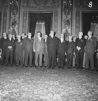 Il Generale di Corpo d'Armata Aldo Rossi, Presidente del Consiglio dell'Ordine militare d'Italia, con gli insigniti dell'Ordine in visita di omaggio al Presidente della Repubblica Giuseppe Saragat