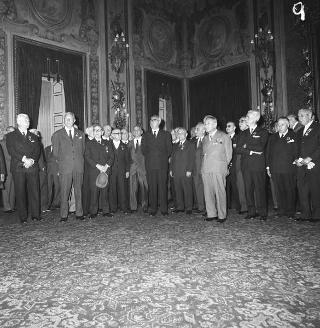 Il Generale di Corpo d'Armata Aldo Rossi, Presidente del Consiglio dell'Ordine militare d'Italia, con gli insigniti dell'Ordine in visita di omaggio al Presidente della Repubblica Giuseppe Saragat