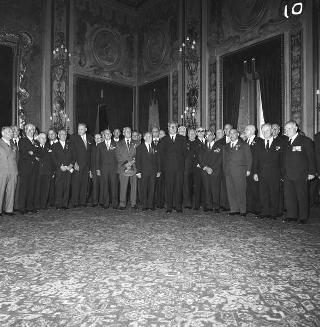 Il Generale di Corpo d'Armata Aldo Rossi, Presidente del Consiglio dell'Ordine militare d'Italia, con gli insigniti dell'Ordine in visita di omaggio al Presidente della Repubblica Giuseppe Saragat