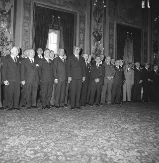 Il Generale di Corpo d'Armata Aldo Rossi, Presidente del Consiglio dell'Ordine militare d'Italia, con gli insigniti dell'Ordine in visita di omaggio al Presidente della Repubblica Giuseppe Saragat