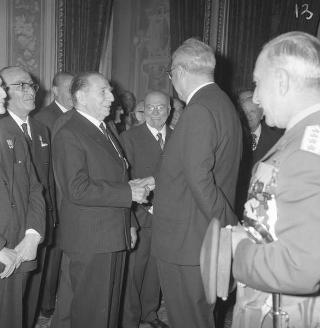 Il Generale di Corpo d'Armata Aldo Rossi, Presidente del Consiglio dell'Ordine militare d'Italia, con gli insigniti dell'Ordine in visita di omaggio al Presidente della Repubblica Giuseppe Saragat