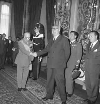 Il Generale di Corpo d'Armata Aldo Rossi, Presidente del Consiglio dell'Ordine militare d'Italia, con gli insigniti dell'Ordine in visita di omaggio al Presidente della Repubblica Giuseppe Saragat