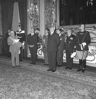 Il Generale di Corpo d'Armata Aldo Rossi, Presidente del Consiglio dell'Ordine militare d'Italia, con gli insigniti dell'Ordine in visita di omaggio al Presidente della Repubblica Giuseppe Saragat