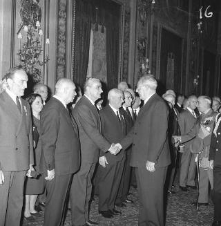 Il Generale di Corpo d'Armata Aldo Rossi, Presidente del Consiglio dell'Ordine militare d'Italia, con gli insigniti dell'Ordine in visita di omaggio al Presidente della Repubblica Giuseppe Saragat