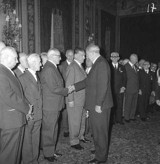 Il Generale di Corpo d'Armata Aldo Rossi, Presidente del Consiglio dell'Ordine militare d'Italia, con gli insigniti dell'Ordine in visita di omaggio al Presidente della Repubblica Giuseppe Saragat
