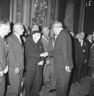 Il Generale di Corpo d'Armata Aldo Rossi, Presidente del Consiglio dell'Ordine militare d'Italia, con gli insigniti dell'Ordine in visita di omaggio al Presidente della Repubblica Giuseppe Saragat