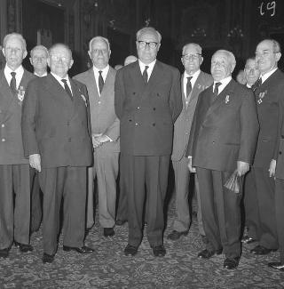 Il Generale di Corpo d'Armata Aldo Rossi, Presidente del Consiglio dell'Ordine militare d'Italia, con gli insigniti dell'Ordine in visita di omaggio al Presidente della Repubblica Giuseppe Saragat